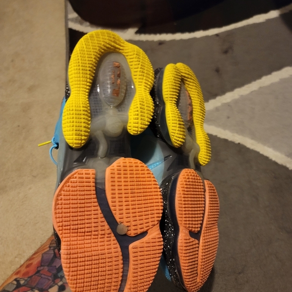 Lebron 19 Christmas SOLD - Picture 5 of 6